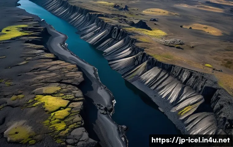 아이슬란드 지진 위험 지역 - A detailed aerial view of Iceland&rsquo;s Mid-Atlantic Ridge showcasing the tectonic plate boundary where ...
